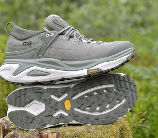 TESTET: Hoka Kaha 3 Low GTX er en lav fjellsko som demper bra i steget og nå også gir litt støtte til fotbladet. Sålen er fortsatt bred. Hoka Kaha 3 Low GTX 2025