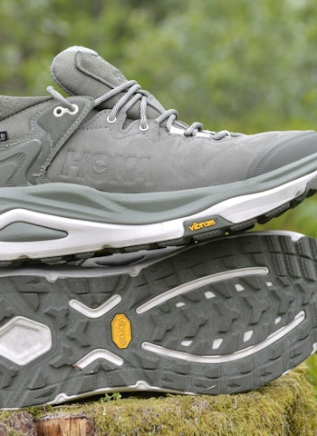 TESTET: Hoka Kaha 3 Low GTX er en lav fjellsko som demper bra i steget og nå også gir litt støtte til fotbladet. Sålen er fortsatt bred. Hoka Kaha 3 Low GTX 2025