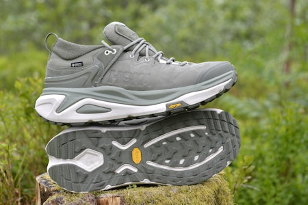 TESTET: Hoka Kaha 3 Low GTX er en lav fjellsko som demper bra i steget og nå også gir litt støtte til fotbladet. Sålen er fortsatt bred. Hoka Kaha 3 Low GTX 2025