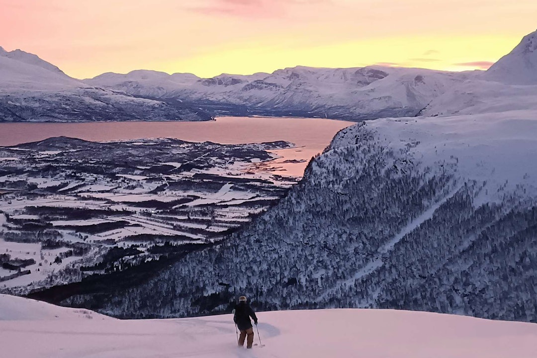 FINFINT: Pudderkjøring i Lyngen i januar. Foto: Fredrik@obskorps/regobs skikjøring i kveldslys