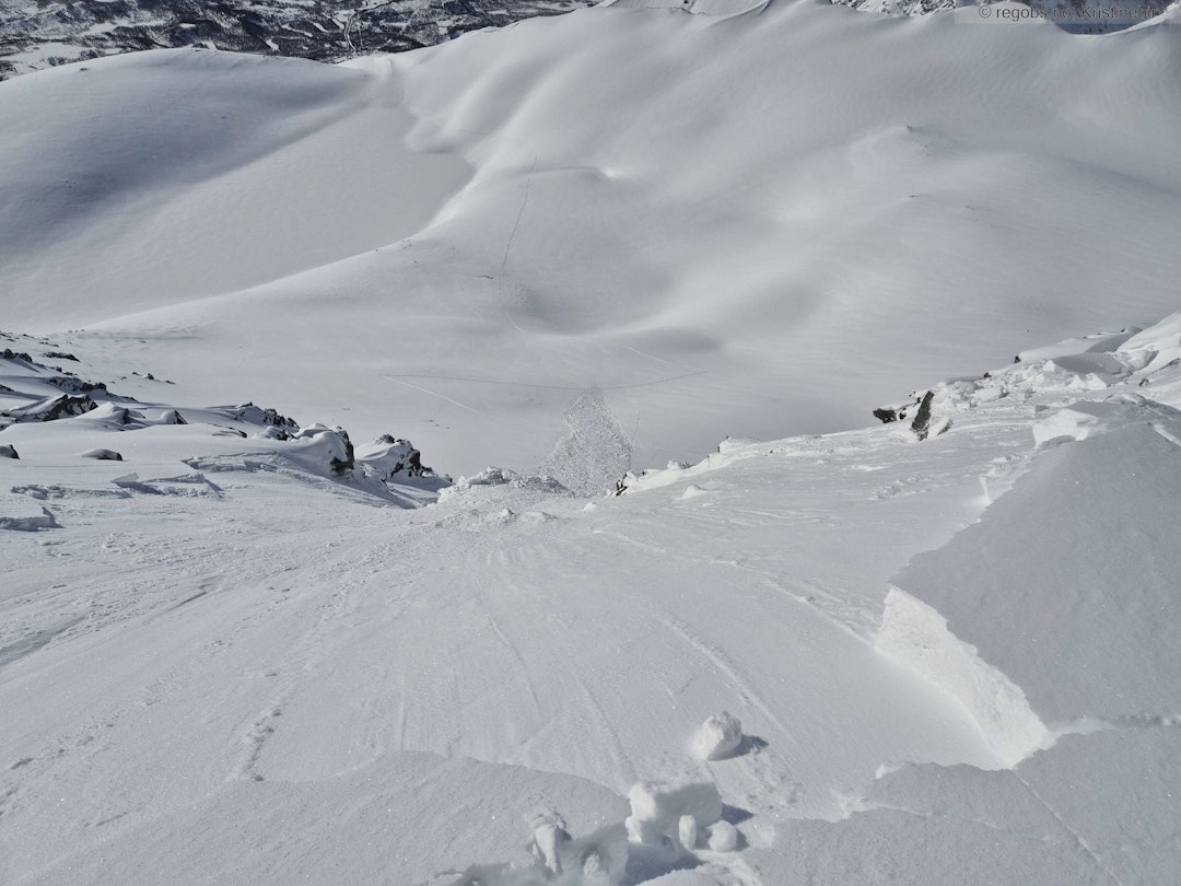 MANGE HENDELSER: Et av flere snøskred i Lyngen 21.april. Foto: Kristinebir/regobs bruddkant på snøskred sett ovenfra