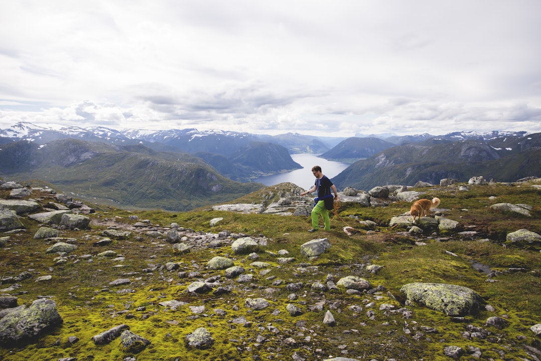 BOLSETNIPA: Med flott utsikt lenge før du kjem til toppen. Foto: Line Hårklau bolsetnipa-jølster_foto line hårklau