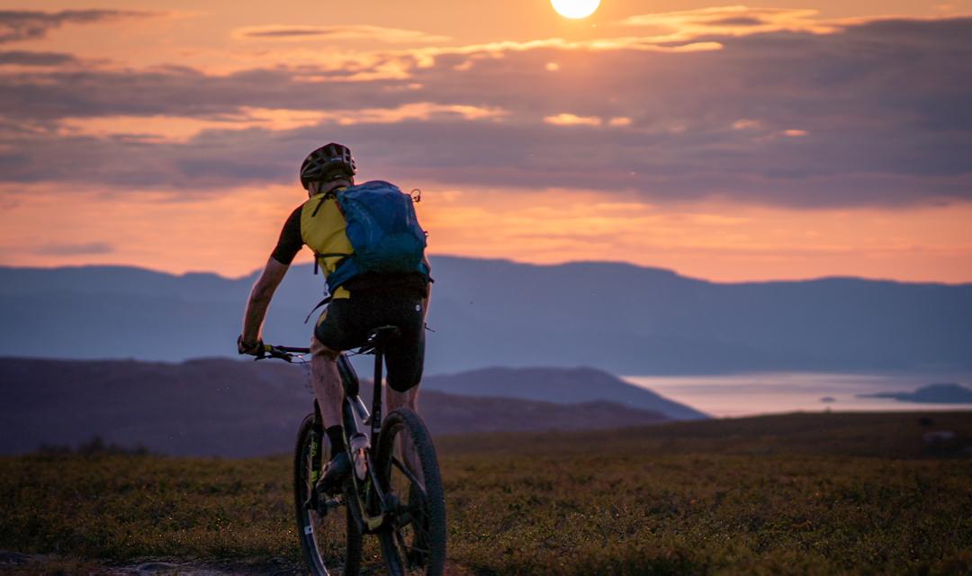 OFFROAD FINNMARK: Solnedgang og endeløse stier. Kan det bli bedre for en syklist? Foto: Anders Abrahamsen OFFROAD FINNMARK: Solnedgang og endeløse stier. Kan det bli bedre for en syklist? Foto: Anders Abrahamsen