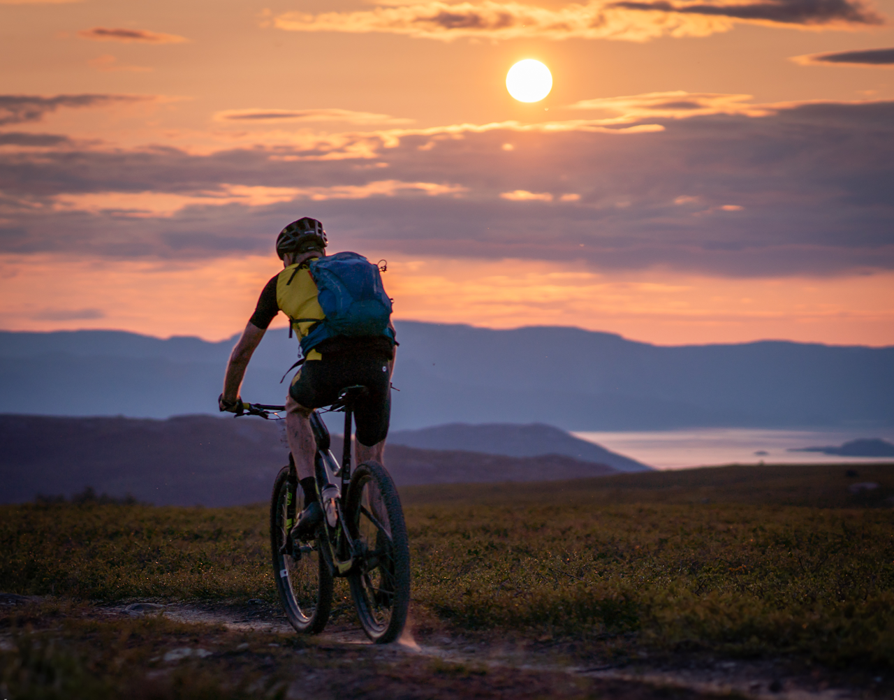 OFFROAD FINNMARK: Solnedgang og endeløse stier. Kan det bli bedre for en syklist? Foto: Anders Abrahamsen OFFROAD FINNMARK: Solnedgang og endeløse stier. Kan det bli bedre for en syklist? Foto: Anders Abrahamsen