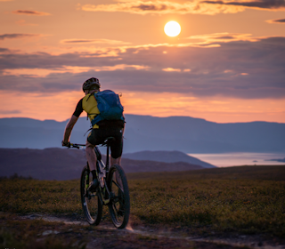 OFFROAD FINNMARK: Solnedgang og endeløse stier. Kan det bli bedre for en syklist? Foto: Anders Abrahamsen OFFROAD FINNMARK: Solnedgang og endeløse stier. Kan det bli bedre for en syklist? Foto: Anders Abrahamsen