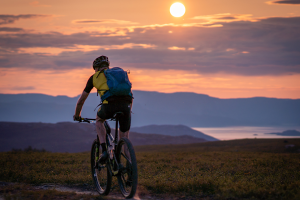 OFFROAD FINNMARK: Solnedgang og endeløse stier. Kan det bli bedre for en syklist? Foto: Anders Abrahamsen OFFROAD FINNMARK: Solnedgang og endeløse stier. Kan det bli bedre for en syklist? Foto: Anders Abrahamsen