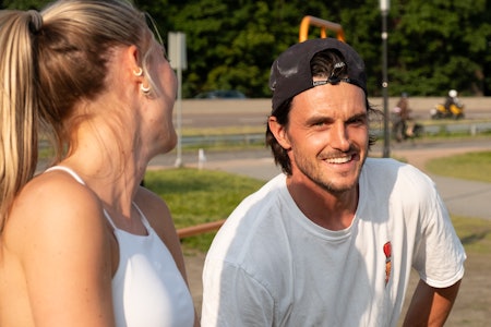 Bergrem forteller at skadeforebygging er en viktig del av snowboard-hverdagen, også selv om han ikke kjører profesjonelt. En mann i t-skjorte smiler i sommerværet på Frognerkilen.