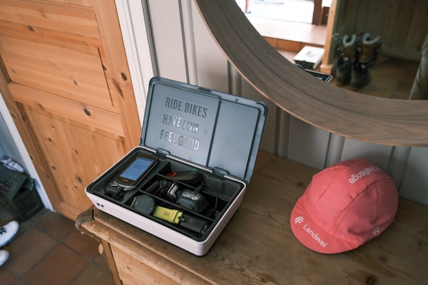 SMARTING: Alle vet hvor vanskelig det er å ha alt på ett sted. Denne idiotisk enkle boksen løser mange hverdagsproblemer. Foto: Henrik Alpers. SMARTING: Alle vet hvor vanskelig det er å ha alt på ett sted. Denne idiotisk enkle boksen løser mange hverdagsproblemer. Foto: Henrik Alpers.