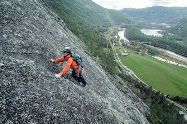 PÅ SVA ER ALLE LIKE: …var det visst en klatrer som sa en gang. På Kolsrudflaget i Hallingdal kan du klatre lange turer hvor det viktigste er å stole på beina, slik Maria Bratteli Jonsson gjør her. Foto: Vegard Breie dame ed rød jakke som klatrer