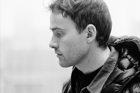 SJOKKET: Nikolai Schirmer innser at ryktene om vennenes bortgang kan stemme. Foto: Bård Gundersen Bilde av frikjører Nikolai Schirmer i svart / hvitt