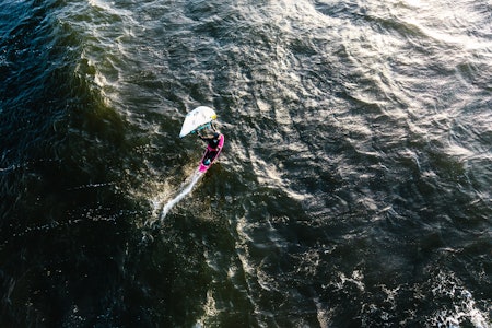 FLIGHT: Thomas Klingenberg flyr over vannskorpa på jakt etter atter en bølge. Foto: Christian Nerdrum FLIGHT: Thomas Klingenberg flyr over vannskorpa på jakt etter atter en bølge. Foto: Christian Nerdrum