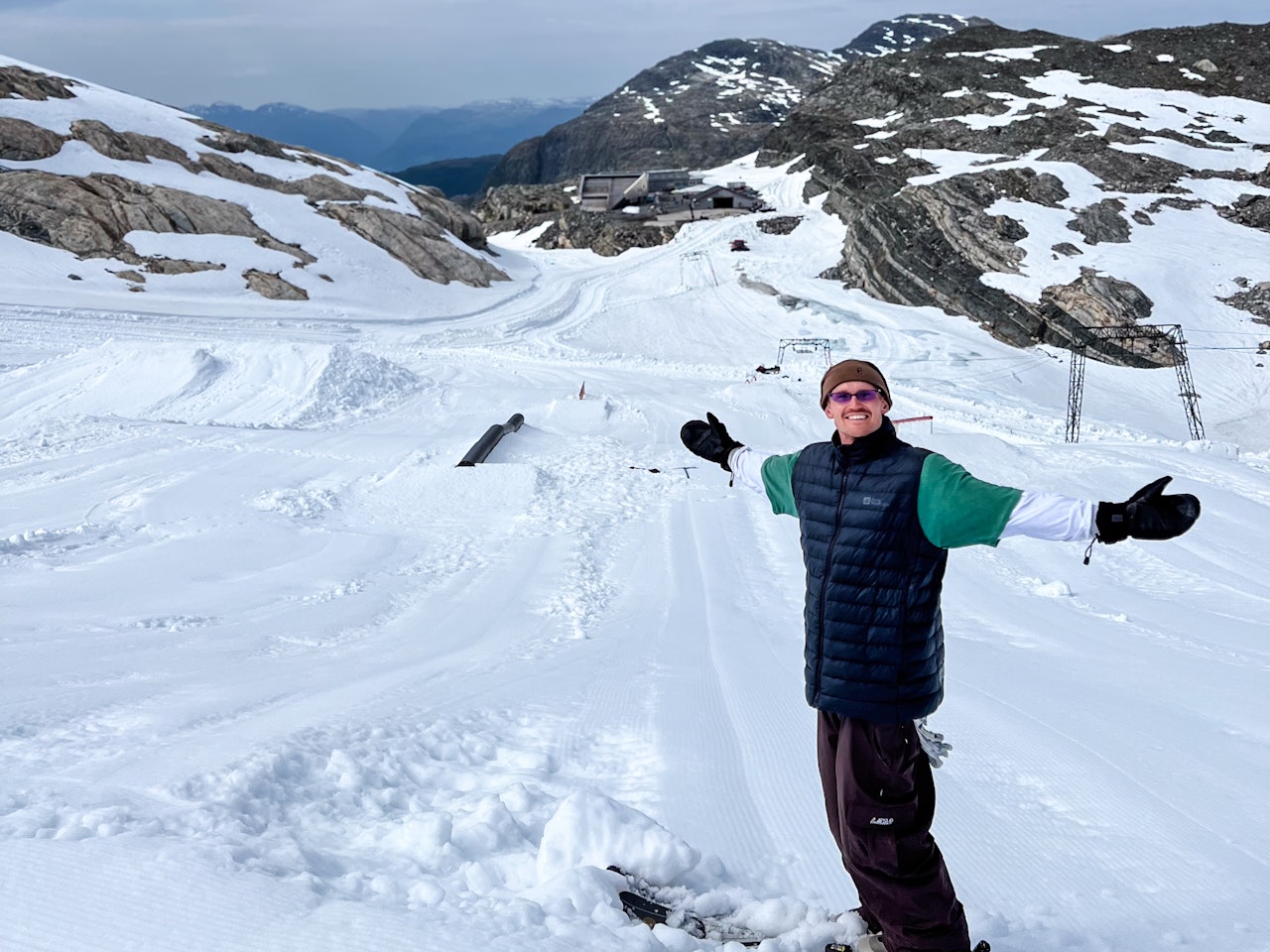 INGEN SPREKKER: Parkshaper og medarrangør av Folgefonna Ski- og Snowboard Camp har tilbrakt de frie siste ukene på Folgefonna, og garanterer at det ikke er sprekker i breen. Foto: Privat INGEN SPREKKER: Parkshaper og medarrangør av Folgefonna Ski- og Snowboard Camp har tilbrakt de frie siste ukene på Folgefonna, og garanterer at det ikke er sprekker i breen. Foto: Privat