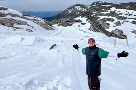 INGEN SPREKKER: Parkshaper og medarrangør av Folgefonna Ski- og Snowboard Camp har tilbrakt de frie siste ukene på Folgefonna, og garanterer at det ikke er sprekker i breen. Foto: Privat INGEN SPREKKER: Parkshaper og medarrangør av Folgefonna Ski- og Snowboard Camp har tilbrakt de frie siste ukene på Folgefonna, og garanterer at det ikke er sprekker i breen. Foto: Privat