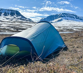 LETT: Et solotelt som er kompakt nok til de fleste turer. LETT: Et solotelt som er kompakt nok til de fleste turer.