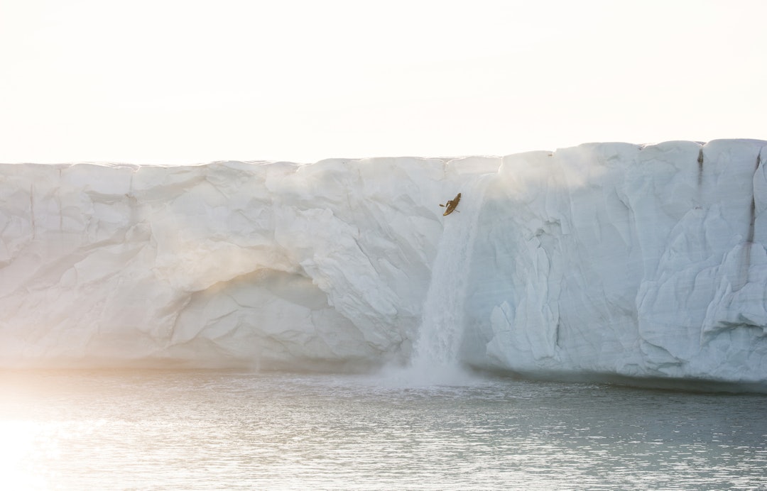SVALBARD: Aniol Serrasolses på vei ned fossen på Bråsvellbreen. Foto: Red Bull content pool Aniol Serrasolses kajakk på Svalbard