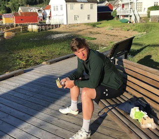 BANAN I SOLVORN? Ruteplanlegger Andersen i et bespist øyeblikk på Vestlandet. Foto: privat. BANAN I SOLVORN? Ruteplanlegger Andersen i et bespist øyeblikk på Vestlandet. Foto: privat.
