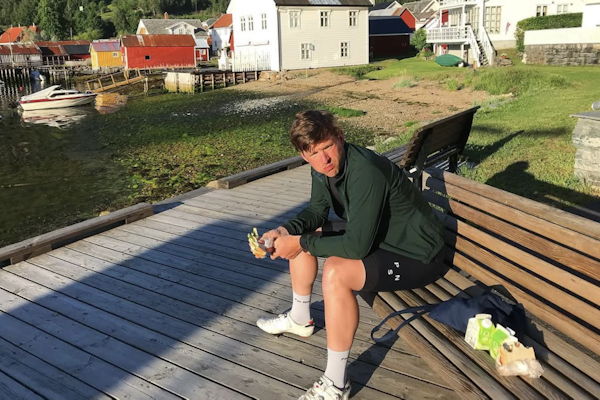 BANAN I SOLVORN? Ruteplanlegger Andersen i et bespist øyeblikk på Vestlandet. Foto: privat. BANAN I SOLVORN? Ruteplanlegger Andersen i et bespist øyeblikk på Vestlandet. Foto: privat.