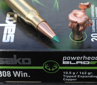 LANGHOLD: Sako Powerhead Blade Pro er den oppgraderte versjonen av den velkjente Powerhead Blade-ammunisjonen, designet for å levere utmerket ytelse på lengre hold. LANGHOLD: Sako Powerhead Blade Pro er den oppgraderte versjonen av den velkjente Powerhead Blade-ammunisjonen, designet for å levere utmerket ytelse på lengre hold.