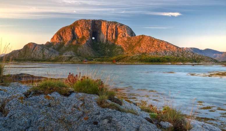 Torghatten. Foto: Ronny Lien / Helgeland Reiseliv Torghatten