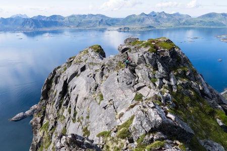 Å klatre opp Vestpillaren på Presten er en himmelsk opplevelse. Her har Roger Ebeltoft kommet til topps og klatrer langs toppeggen mot reture. Foto: Dag Hagen Å klatre opp Vestpillaren på Presten er en himmelsk opplevelse. Her har Roger Ebeltoft kommet til topps og klatrer langs toppeggen mot reture. Foto: Dag Hagen