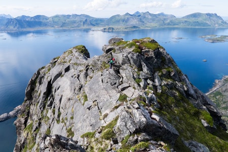 Å klatre opp Vestpillaren på Presten er en himmelsk opplevelse. Her har Roger Ebeltoft kommet til topps og klatrer langs toppeggen mot reture. Foto: Dag Hagen Å klatre opp Vestpillaren på Presten er en himmelsk opplevelse. Her har Roger Ebeltoft kommet til topps og klatrer langs toppeggen mot reture. Foto: Dag Hagen