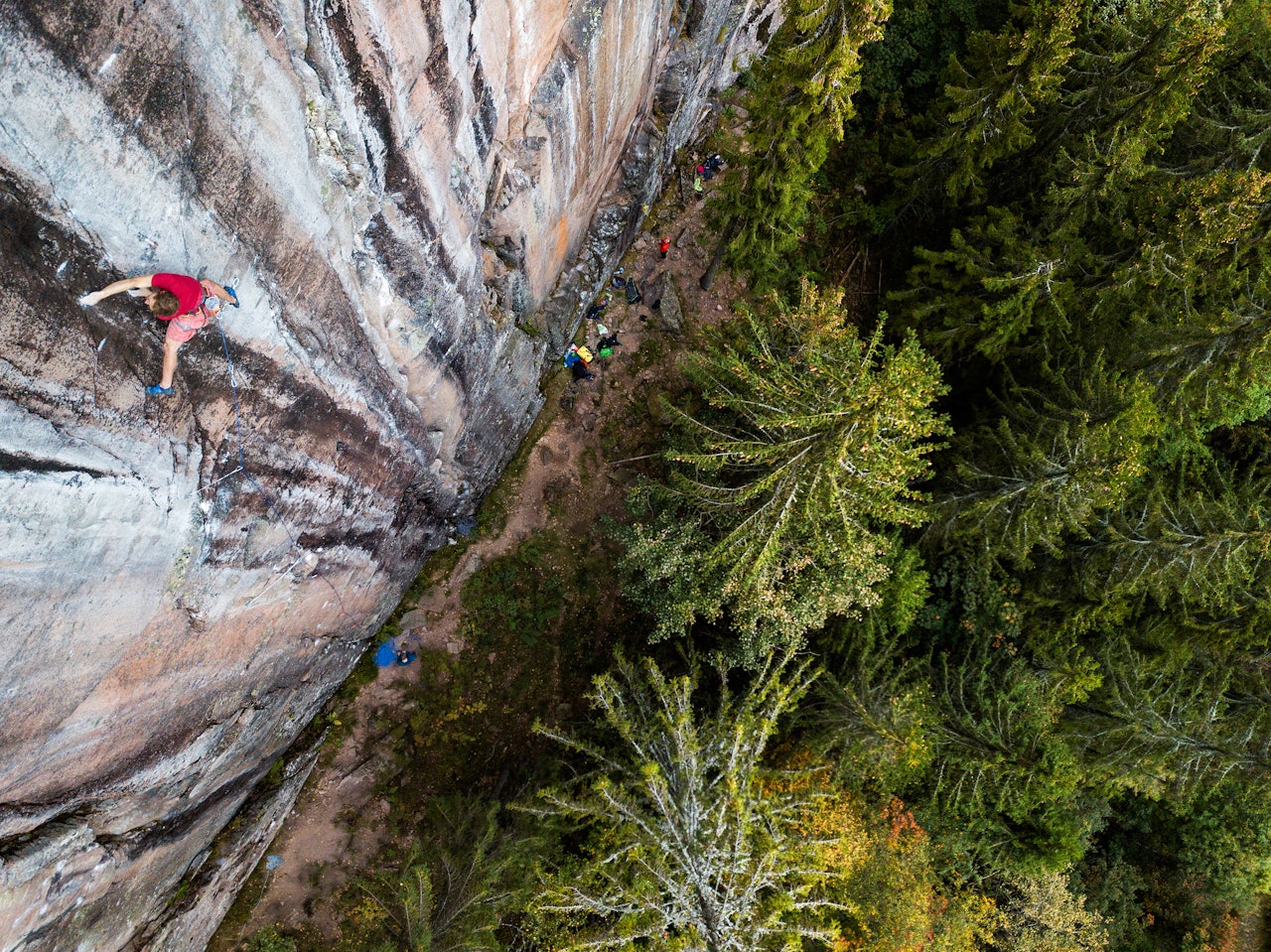 PROSJEKTET: Erik Grandelius på Fuglesang-prosjektet på Bergflødt i Lier. Linja følger to sømmer i fjellet på de sorte delene av veggen. Foto: Thomas Kleiven PROSJEKTET: Erik Grandelius på Fuglesang-prosjektet på Bergflødt i Lier. Linja følger to sømmer i fjellet på de sorte delene av veggen. Foto: Thomas Kleiven