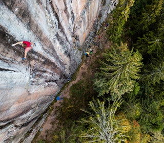 PROSJEKTET: Erik Grandelius på Fuglesang-prosjektet på Bergflødt i Lier. Linja følger to sømmer i fjellet på de sorte delene av veggen. Foto: Thomas Kleiven PROSJEKTET: Erik Grandelius på Fuglesang-prosjektet på Bergflødt i Lier. Linja følger to sømmer i fjellet på de sorte delene av veggen. Foto: Thomas Kleiven