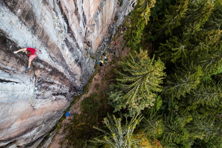 PROSJEKTET: Erik Grandelius på Fuglesang-prosjektet på Bergflødt i Lier. Linja følger to sømmer i fjellet på de sorte delene av veggen. Foto: Thomas Kleiven PROSJEKTET: Erik Grandelius på Fuglesang-prosjektet på Bergflødt i Lier. Linja følger to sømmer i fjellet på de sorte delene av veggen. Foto: Thomas Kleiven