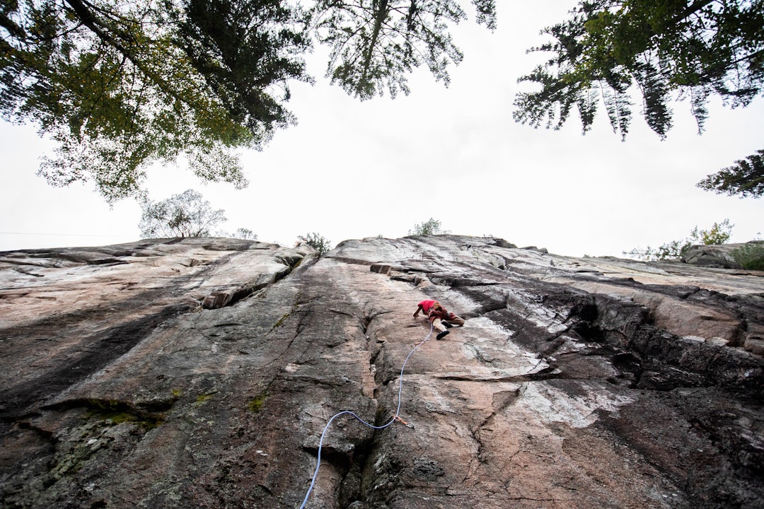 HEI WILLY: Den første delen av prosjektet er den gamle 8-er ruta Willy Røgeberg, som slutter midt i veggen. Deretter følger en liten hvil før cruxseksjonen starter. Foto: Thomas Kleiven HEI WILLY: Den første delen av prosjektet er den gamle 8-er ruta Willy Røgeberg, som slutter midt i veggen. Deretter følger en liten hvil før cruxseksjonen starter. Foto: Thomas Kleiven