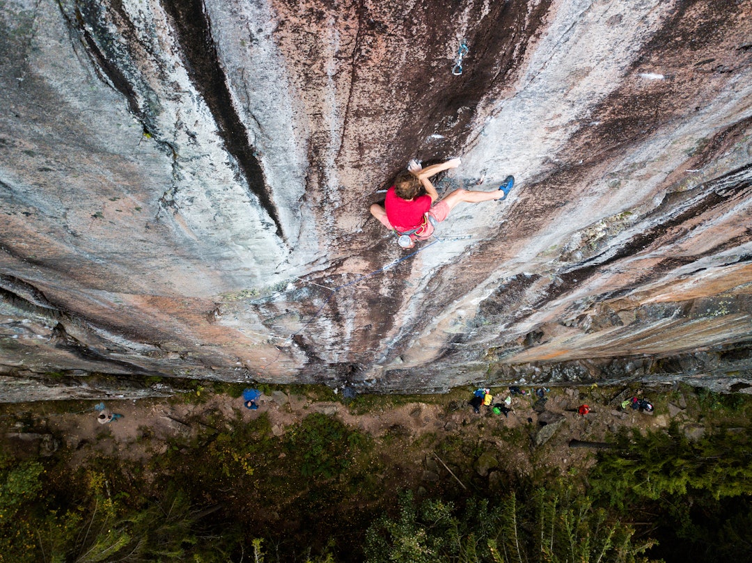 SELVE ANTIKRIST: De få andre klatrerne som har prøvd på Fuglesang, har enten funnet det for hardt eller ikke «forstått flyttene», som Grandelius sier. Kanskje ikke så rart – her er han på det såkalte antikrist-flyttet. Foto: Thomas Kleiven SELVE ANTIKRIST: De få andre klatrerne som har prøvd på Fuglesang, har enten funnet det for hardt eller ikke «forstått flyttene», som Grandelius sier. Kanskje ikke så rart – her er han på det såkalte antikrist-flyttet. Foto: Thomas Kleiven