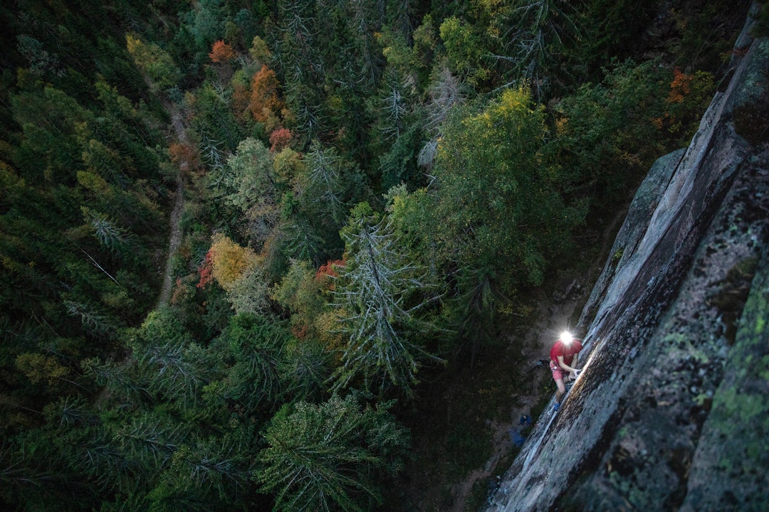 EN EKSTRA TUR: Grandelius gikk Fuglesang om kvelden den 16. september i stummende mørke, vesentlig mørkere enn på dette bildet. Derfor måtte vi sende ham opp igjen på linja noen dager senere foran fotografen i bedre lys – og alle bildene i denne saken er fra den fotoshooten, ikke selve bestigningen. Han setter ruta i 9a. På dette nivået brukes nesten bare franske grader, men det tilsvarer cirka grad 10 i norsk gradering. Foto: Thomas Kleiven EN EKSTRA TUR: Grandelius gikk Fuglesang om kvelden den 16. september i stummende mørke, vesentlig mørkere enn på dette bildet. Derfor måtte vi sende ham opp igjen på linja noen dager senere foran fotografen i bedre lys – og alle bildene i denne saken er fra den fotoshooten, ikke selve bestigningen. Han setter ruta i 9a. På dette nivået brukes nesten bare franske grader, men det tilsvarer cirka grad 10 i norsk gradering. Foto: Thomas Kleiven