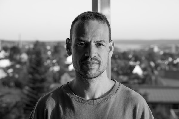 HØSTER STRÅLENDE KRITIKKER: Christopher Carvasal er regissøren og initiativtageren bak kinofilmen Trango. Christopher Carvasal portrett