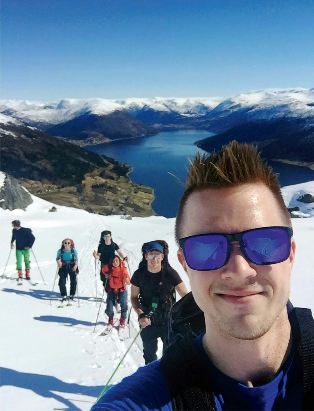 SELFIE MED VENNER: Simon Sæterlid traff godt med sin eneste skitur sist påske. Simon Sæterlid