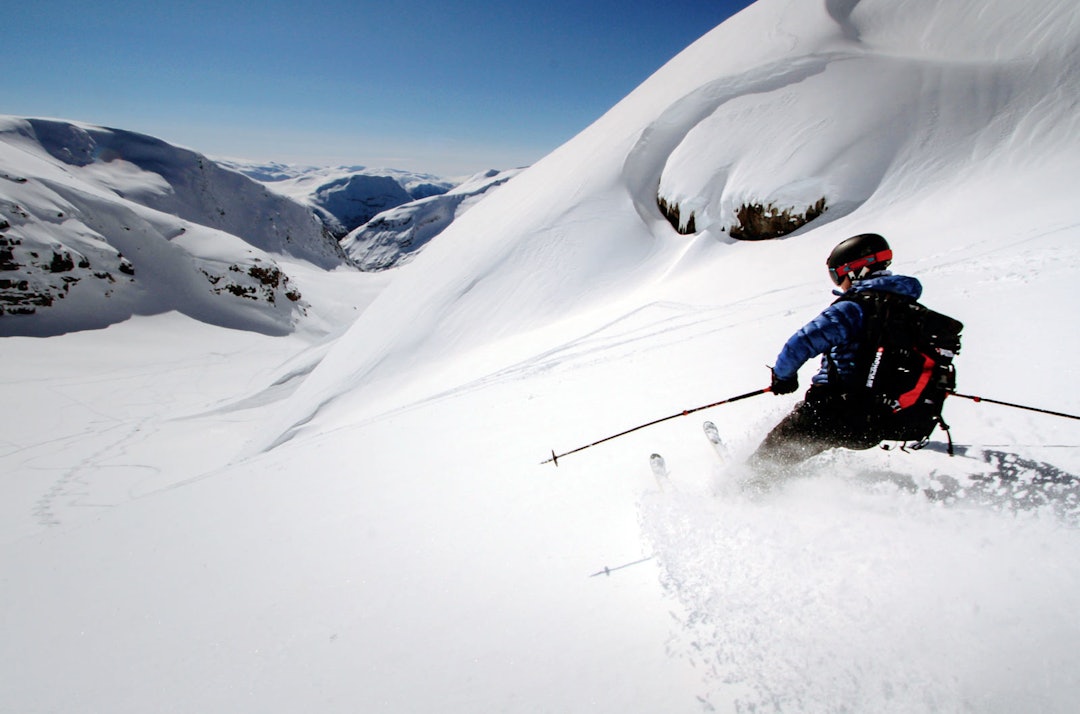 SUNNFJORD TAK: Snønipa er områdets høyeste fjell, og nedkjøringen mot Veiteberg en av de fineste. Foto: Torje Bjellaas snønipa