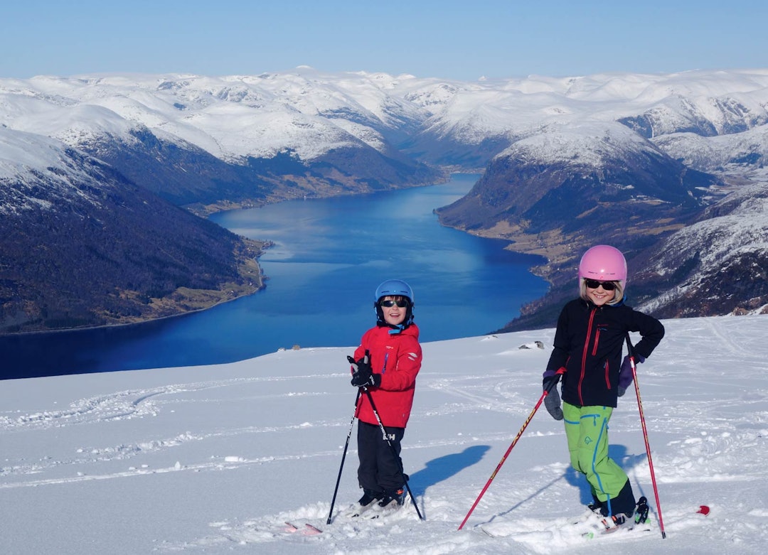 FRIKJØRERE: Sivert og Aurora er klare til å sette utfor fra toppen av Nonsnipa. Foto: Erlend Sande nonsnipa