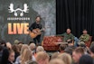 ÅPNINGSSHOW: Initiativtakerne John Petter Mellingen og John Inge Vik åpnet årets Game Fair med Jegerpodden Live. Trubadur Magnus Hestegrei og inviterte gjester sørget for fullt hus og god stemning. ÅPNINGSSHOW: Initiativtakerne John Petter Mellingen og John Inge Vik åpnet årets Game Fair med Jegerpodden Live. Trubadur Magnus Hestegrei og inviterte gjester sørget for fullt hus og god stemning.