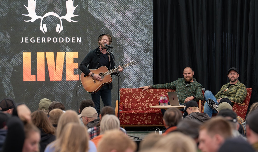 ÅPNINGSSHOW: Initiativtakerne John Petter Mellingen og John Inge Vik åpnet årets Game Fair med Jegerpodden Live. Trubadur Magnus Hestegrei og inviterte gjester sørget for fullt hus og god stemning. ÅPNINGSSHOW: Initiativtakerne John Petter Mellingen og John Inge Vik åpnet årets Game Fair med Jegerpodden Live. Trubadur Magnus Hestegrei og inviterte gjester sørget for fullt hus og god stemning.