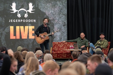 ÅPNINGSSHOW: Initiativtakerne John Petter Mellingen og John Inge Vik åpnet årets Game Fair med Jegerpodden Live. Trubadur Magnus Hestegrei og inviterte gjester sørget for fullt hus og god stemning. ÅPNINGSSHOW: Initiativtakerne John Petter Mellingen og John Inge Vik åpnet årets Game Fair med Jegerpodden Live. Trubadur Magnus Hestegrei og inviterte gjester sørget for fullt hus og god stemning.
