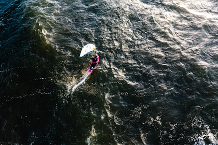 FEEL THE FOIL: Sammenlikningene går gjerne mot bunnløs pudderkjøring eller å fly. Foto: Christian Nerdrum FEEL THE FOIL: Sammenlikningene går gjerne mot bunnløs pudderkjøring eller å fly. Foto: Christian Nerdrum