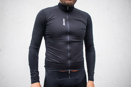 RIKTIG SYKKELJAKKE FOR DEG? Santini Magic er en tettsittende regnjakke, som ser ut som en helt vanlig sykkeljakke. Foto: Knut Andreas Lone RIKTIG SYKKELJAKKE FOR DEG? Santini Magic er en tettsittende regnjakke, som ser ut som en helt vanlig sykkeljakke. Foto: Knut Andreas Lone