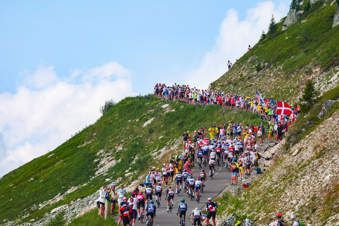 STUPBRATT: Rytterne knekker seg fremover mot toppen av Col de la Loze i 2023. Foto: Cor Vos STUPBRATT: Rytterne knekker seg fremover mot toppen av Col de la Loze i 2023. Foto: Cor Vos