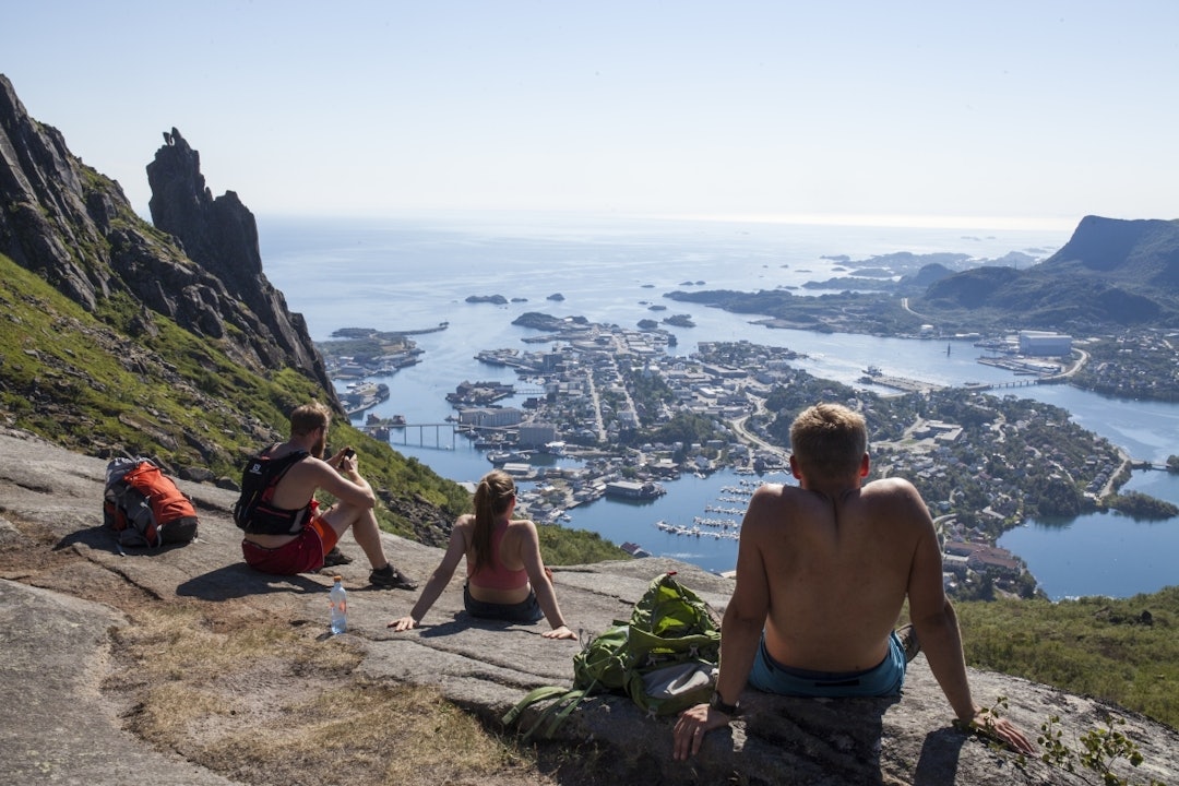 PUST I BAKKEN: Mattias Bendiksen Lind og Sverre Sigurdsen tar en pause. I bakgrunnen ser man turen som er tilbakelagt, Svolværgeita og toppen av Matmora. Foto: Marte Stensland Jørgensen svolværgeita