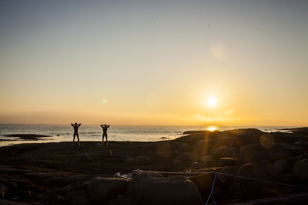 MENN I MIDNATTSOL: Etter et forfriskende sjøbad er menn menn. Mattias Bendiksen og Sverre Sigurdsen i solnedgang. Foto: Marte Stensland Jørgensen lofoten midnattsol ved havet