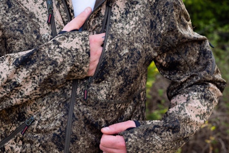 PRAKTISK: Radiolommen er romslig med innvendig gjennomføring til kabel og hull til antenne i overkant. PRAKTISK: Radiolommen er romslig med innvendig gjennomføring til kabel og hull til antenne i overkant.