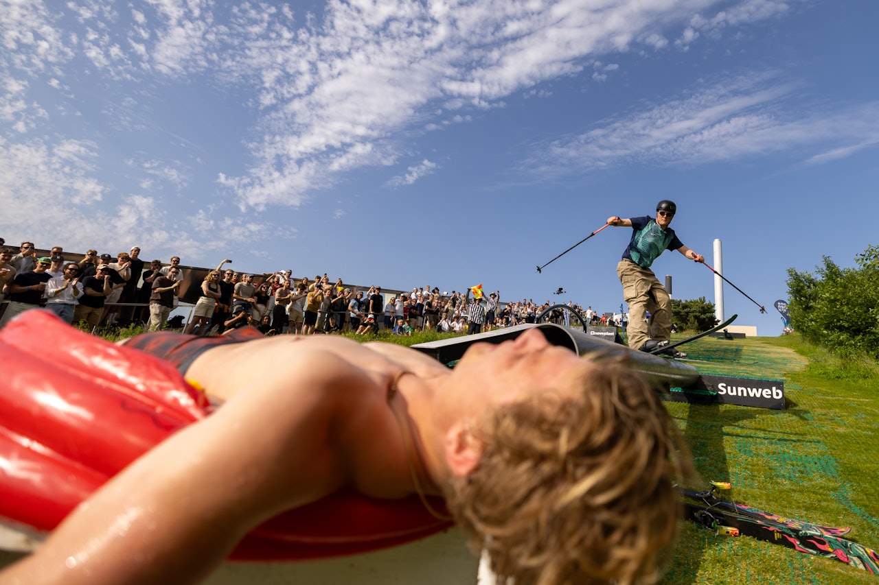 Deltagerne er kjent for å tenke utenfor boksen på Copenhill-anlegget. Foto: Jesper Grønnemark En mann railer mot en mann i et basseng