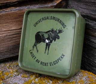 ANVENDELIG: Ivar og Hilde Elli lager en universalsmurning av elgspekk som kan brukes til det meste. Jo Stenersen gir produktet en stor tommel opp. ANVENDELIG: Ivar og Hilde Elli lager en universalsmurning av elgspekk som kan brukes til det meste. Jo Stenersen gir produktet en stor tommel opp.