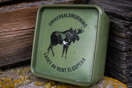 ANVENDELIG: Ivar og Hilde Elli lager en universalsmurning av elgspekk som kan brukes til det meste. Jo Stenersen gir produktet en stor tommel opp. ANVENDELIG: Ivar og Hilde Elli lager en universalsmurning av elgspekk som kan brukes til det meste. Jo Stenersen gir produktet en stor tommel opp.
