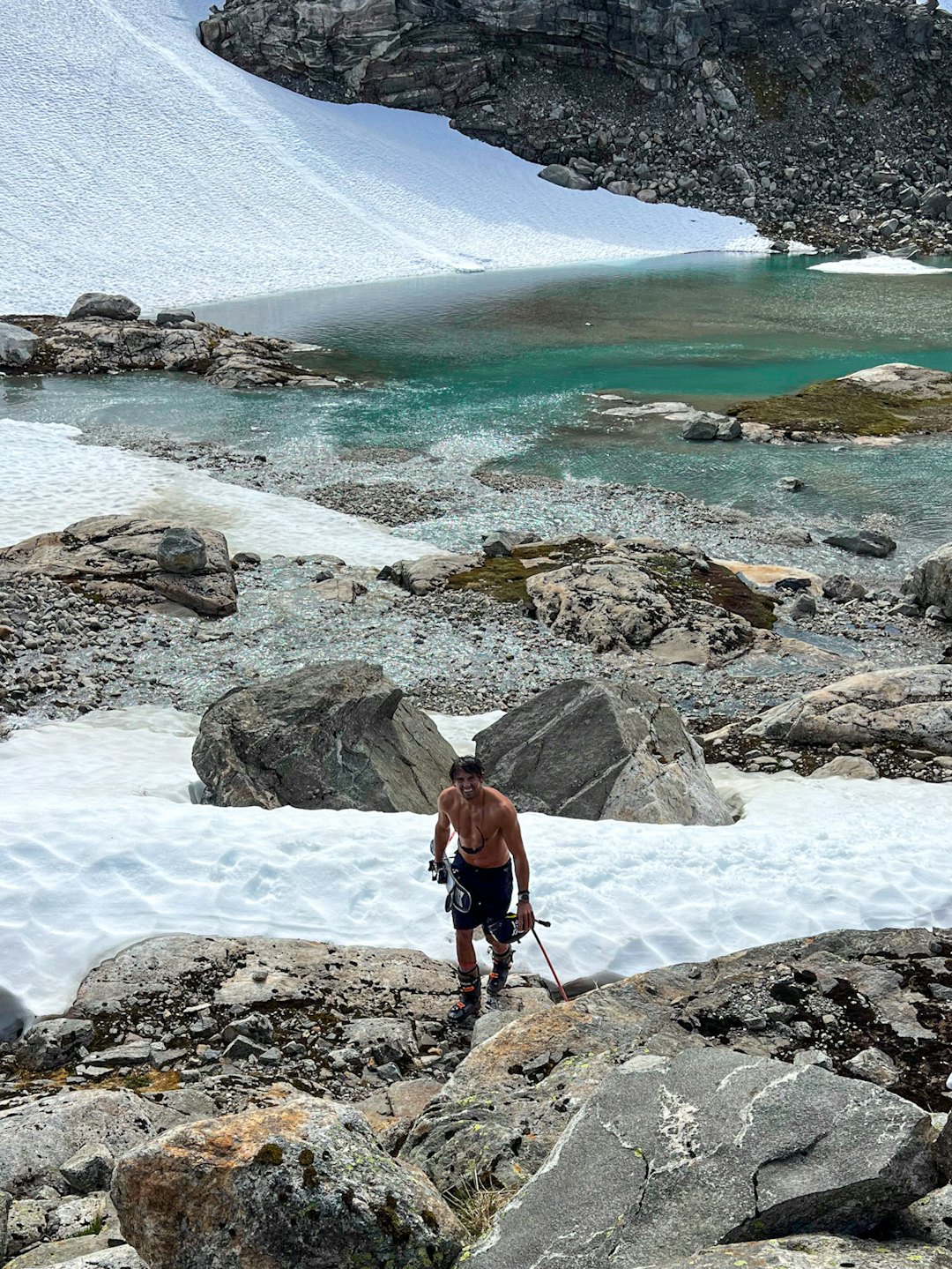 ISKALDT: Benjamin Forthun kom seg tørt opp på land etter 112 meter over Folgefonna-dammen. Foto: Privat ISKALDT: Benjamin Forthun kom seg tørt opp på land etter 112 meter over Folgefonna-dammen. Foto: Privat