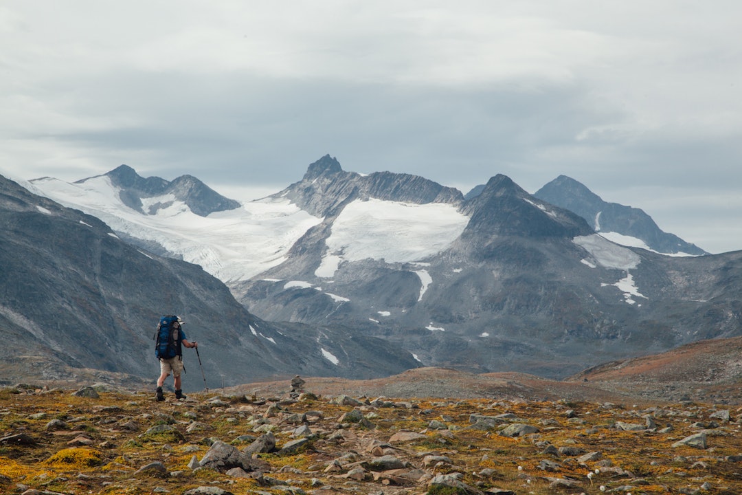 FØRSTEINNTRYKK: Våre irske venner er imponert over det dramatiske landskapet gjennom Jotunheimen. Michael Crowley spaserer avgårde med Store Skagastølstind i bakgrunnen. Foto: Kieran Kolle fottur i jotunheimen