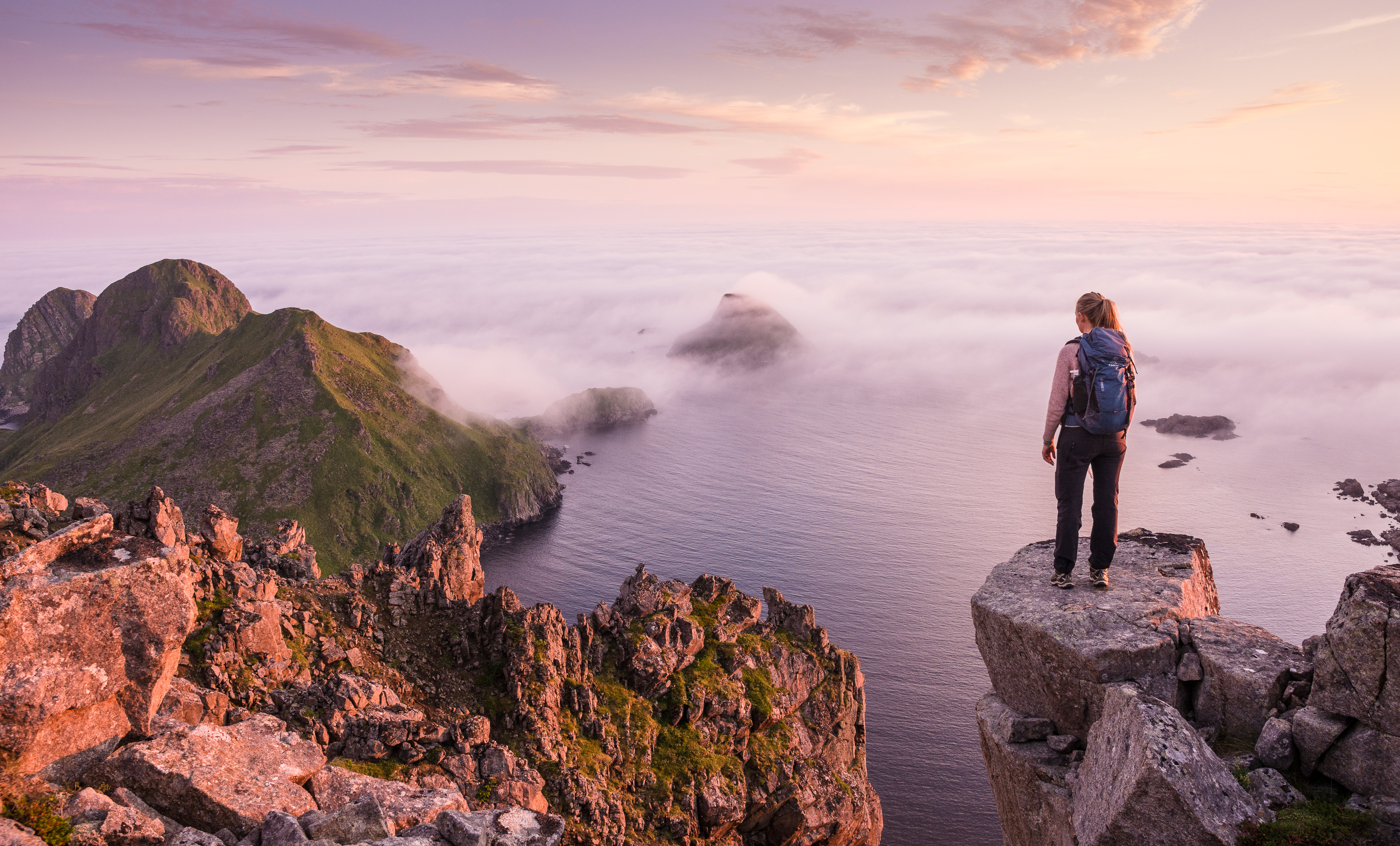 kvinne på toppen av bufjellet i vesterålen